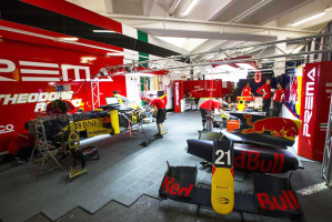 Una immagine del team Prema Powerteam nei box di Montecarlo