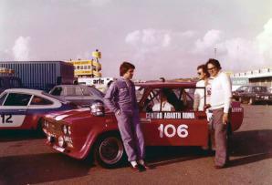 Una suggestiva fotografia della  6 Ore di Vallelunga del 1978 che ritrae Federico D'Amore e Antonio Buttarazzi, l'artefice della famosa Scuderia Centro-Sud Abarth di Roma