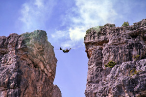 Attraversata aerea con passaggio su corda fra due speroni di roccia