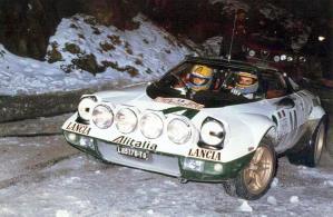 Un flash illumina la Lancia Stratos di Munari, impegnata in un prova speciale del Rally di Montecarlo. La carrozzeria di questa mitica vettura torinese porta la firma di Bertone che realizzò la carrozzeria da un disegno di Marcello Gandini. Fu presentata in anteprima al Salone di Torino nel 1970, come 