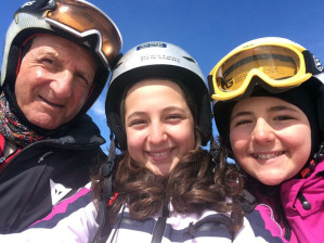 Nonno Federico con le due nipotine, figlie di Fabio, durante una vacanza sulle nevi di Roccaraso