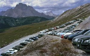 Un parcheggio singolare sin sotto le Tre Cime di Lavaredo, nei pressi del Rifugio Auronzo, a 2.320 metri di altezza. Il Comune di Auronzo di Cadore incassa 25 euro a vettura per consentire il pedaggio e il parcheggio in una zona che dovrebbe essere off-limits per le auto ©raffaella-mariniello