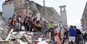 Amatrice, i soccorritori all'opera fra le macerie (AP Photo/Alessandra Tarantino)