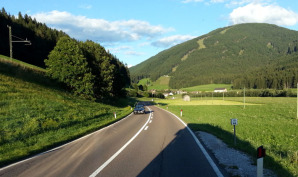 Il tracciato della Pista di Monte Elmo visto dalla strada che collega San Candido e Versciaco