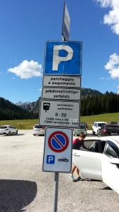 Il parcheggio che si trova nello svincolo principale per l'accesso alle Tre Cime di Lavaredo e il Lago di Misurina, ha un costo di 1,5 euro all'ora. Per i turisti che devono fare escursioni di molte ore nelle zone limitrofe pesa come una tassa fastidiosa e allo stesso tempo pesante per i turisti desiderosi di gite sulle montagne limitrofe