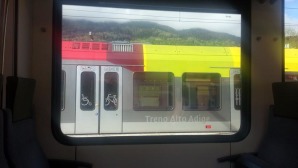 Il colorato trenino del sudtirolo, che attraversa tutta la Val Pusteria, da Fortezza a Lienz in Austria, offre un servizio combinato con il bus, fungendo da treno metropolitano, incentivando il servizio pubblico