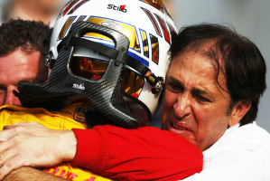 L'abbraccio di Antonio Giovinazzi con suo papà Vito appena dopo la vittorio in gara-1 ottenuta oggi a Monza