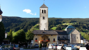 Una suggestiva veduta della Chiesa Collegiata nella piazza Magistrato di San Candido. All'interno della chiesa dell'ntico convento ci sono sculture in stile romanico e sulle pareti della chiesa affreschi di Machael Pacher