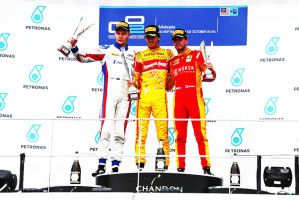 Da sx, il russo Sergey Sirotkin (secondo classificato), il vincitore Giovinazzi e il francese Norman Nato