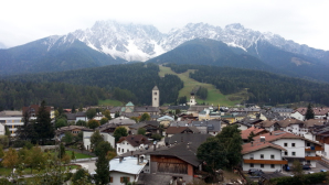 La suggestiva veduta di San candido con la croda dei Baranci innevata ©Manfregola