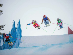 Una spettacolare immagine della gara del World Ski Cross del Baranci a San Candido
