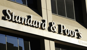 La Standard and Poor's Corporation è una società privata con base negli Stati Uniti che realizza ricerche finanziarie e analisi su titoli azionari e obbligazioni©AP Photo/Henny Ray