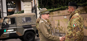 Il generale Claudio Graziano, capo di Stato Maggiore, saluta un militare della operazione 