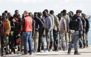 Lo sbarco di migranti coincide con il problema dell'accoglienza e della sicurezza