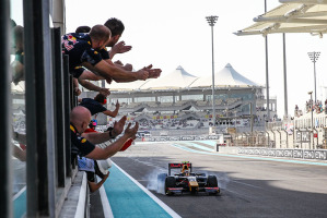 Festeggiamenti del team Prema sul muretto dei box con la monoposto di Pierre Gasly