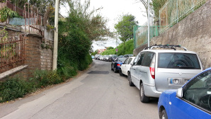 Parcheggi selvaggi in strada di Velletri in cui sono dislocati due presidii scolastici e numerose lotti residenziali