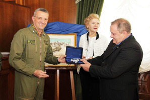 Ercole Furia premiato con un modellino dell'elicottero CH47F dal generale dell'Aeronautica Bettelli