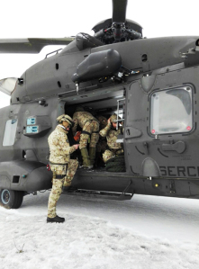 Gli uomini del soccorso delle nostre Forze armate in procinto di partire su un elicottero NH90