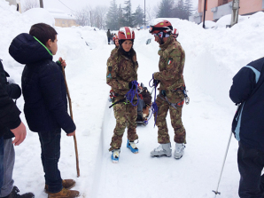 Si procede in ogni modo e con ogni mezzo per evacuare e soccorrere persone isolate dalla neve