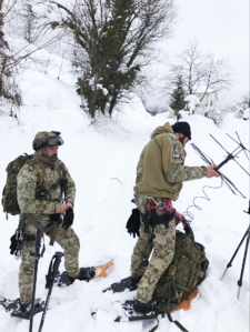 Specialisti dell'Esercito cercano di installare un ponte radio