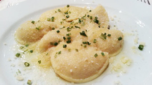 Taschette di patate ripiene di ricotta e speck della cucina dell'Hotel Capriolo di San Candido