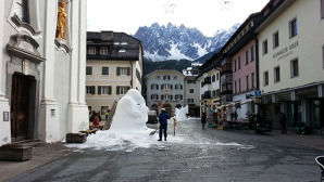 Una suggestiva immagine della Piazza principale di San Candido con due sculture di neve ©massimo Manfregola/masman