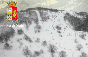 In Abruzzo, a Farindola, la strada è ancora isolata per la neve