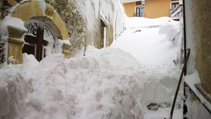Il paesino di Picciano, sepolto da oltre due metri di neve