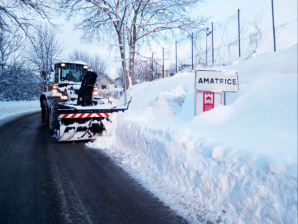 Una turbina sgombraneve dell'Esercito lavora senza sosta per ripulire le strade colpite dal maltempo