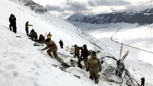 Gli uomini dell'Esercito e il gruppo guide alpine della Guardia di Finanza lavorano attorno ai resti dell'elicottero del 118 caduto il 24 gennaio, per imbracare quello che resta dei rottami del velivolo
