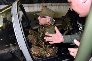 Il generale Graziano nel cockpit dell'intercettore Eurofighter della nostra Aeronautica militare