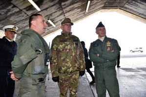 Il generale Claudio Graziano nell'hangar della base di Kiv in Islanda assieme ad altri ufficiali