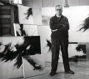 Zóbel fra le sue opere in una foto del 1961