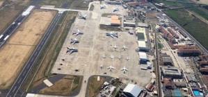 Una panoramica del piazzale di sosta dell'Aeroporto di Sigonella con i velivoli dei capi di stato di tutto il mondo
