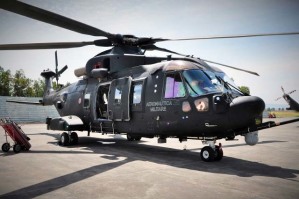 Il primo piano dell'elicottero AW HH 101 Caesar in dotazione della nostra Marina Militare. Dal settembre 2014 ha sostituito il vecchio HH-3F e assieme Insieme ai compiti tradizionali SAR (Search And Rescue), l'HH-101A condurrà anche la Combat SAR, il recupero del personale, e usato come velivolo di intercettazione a slittamento lento. È una macchina molto silenziosa e performante anche in condizioni di scarsa luminosità. A Taormina è stato utilizzato per trasportare le consorti dei leader del G7 per un volo panoramico sull'Etna