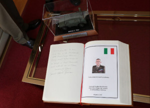 Il libro degli ospiti, personalizzato dallo stesso generale Claudio Graziano