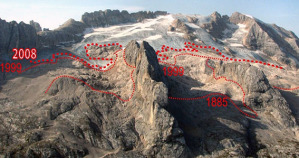 Una fotografia del ghiacciao della Marmolada ci mostra quanto l'area delle nevi perenni si sia ridotta negli anni
