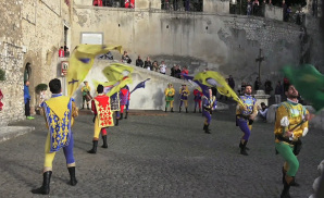 Gli sbandieratori delle contrade di Cori in piazza di Sant'Oliva
