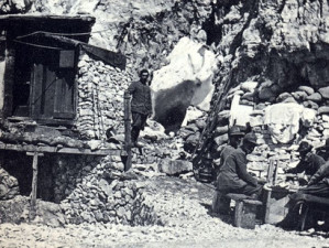 Postazione italiana nelle baracche al passo della Sentinella