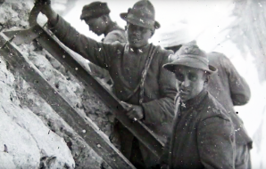 Alpini mentre mettono in sicurezza una cengia per il trasporto di viveri e munizioni