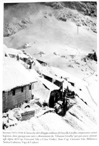 Una foto dell'epoca scattata dal capitano Sala, nel campo nei pressi della forcella Giralba. Le tracce nella neve dovrebbero condurre esattamente alla galleria ritrovata dopo un secolo da quegli eventi bellici