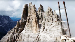 Una immagine panoramica della Cima Undici, vista dalla Cresta Zsgismondy. Alla base dei pinnacoli che sembrano dita di una mano, si nota il «bivacco Mascabroni», sorto esattamente dove una volta vi eranano i baraccamenti e gli alloggi dei leggendari incursori del capitano Sala