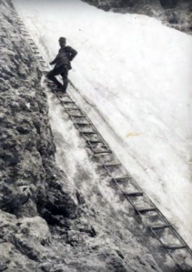 Un Alpino posizionato su una delle tante scale in corda posizionate nei punti più scoscesi e assicurati alle pareti con dei fittoni o chiodi ancorati nella roccia alla cui estremità c'era un anello