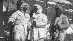 Il primo a sinistro il capitano Giovanni Sala con la protezione bianca, utile anche per una mimetizzazione nella neve