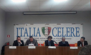 Da sinistra, seduti al tavolo dei relatori, il moderatore Sergio Meucci, Andrea Cecchini, presidente del sindacato nazionale di Polizia 