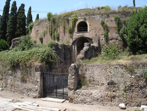 Una foto desolante delle condizioni dell'Augusteo, il monumento funerario che adesso è diventato un cantiere per un restauro generale