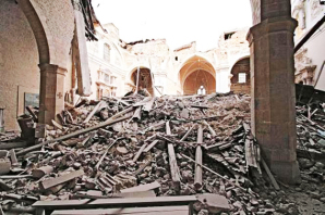 Il crollo delle navate della Basilica di Collemaggio nel terremoto del 2019. La basilica fu fondata nel 1288 per volere di Pietro da Morrone, il frate eremita, che il 29 agosto 1294, in questo stesso luogo, fu incoronato papa con il nome di Celestino V