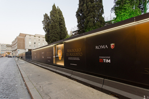 La cinta del cantiere dove è in corso il restauro del Mausoleo di Auguro, con una superficie di 300 metri di pannelli stampati che raccontano un pezzo di storia del nostro passato