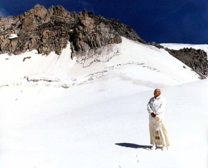 Una immagine suggestiva di papa Wojtyla del 7 luglio 1988 durante una delle sue escursioni sul ghiacciato Presena del gruppo Adamello-Brenta