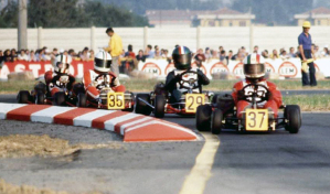 In testa al gruppo, in una gara a Parma del 1977, con il n°37 c'è Andrea De Cesaris che precede Allen